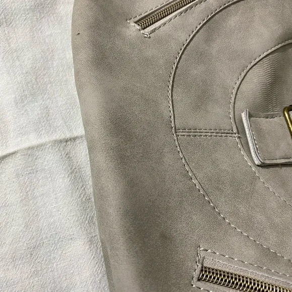 Wallflower grey vinyl crossbody purse 2 zippered slit Coker’s on front. OSP - Picture 7 of 8